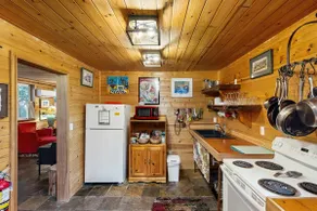 Quiet, Dog-Friendly Cabin Close to the Beach with - Image 4