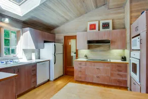 Stunning Ocean Townhome with Large Yard and Easy B - Image 3