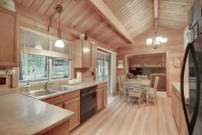 Woodsy Cabin with Private Hot Tub Game Tables & 8 SHARC Passes - Dogs OK - Image 4