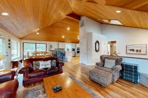 Renovated Sunriver Home with Hot Tub, 2 Primary Su - Image 5