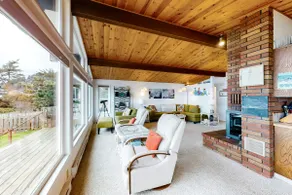Oceanfront House with Private Hot Tub & Beach Acce - Image 5