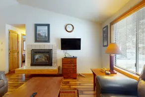 Comfy Home with Private Hot Tub SHARC Passes & Entertainment - Image 5