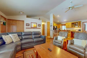 Comfy Home with Private Hot Tub SHARC Passes & Entertainment - Image 4