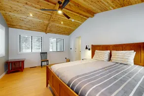 Comfy Home with Private Hot Tub SHARC Passes & Entertainment - Image 3