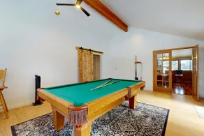 Comfy Home with Private Hot Tub SHARC Passes & Entertainment - Image 2