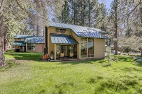 Wood-beam cabin with amazing location pools hot tub & SHARC passes - Image 3