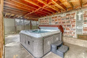 Spacious downtown craftsman with private hot tub, - Image 4