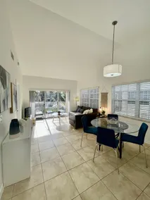 290D – Bright & Airy Top-Floor Apt in West Boca - Image 5