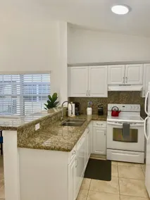290D – Bright & Airy Top-Floor Apt in West Boca - Image 2