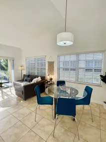 290D – Bright & Airy Top-Floor Apt in West Boca - Image 3