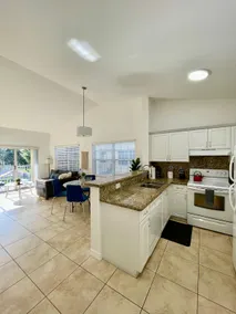 290D – Bright & Airy Top-Floor Apt in West Boca - Image 4