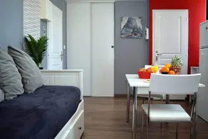 Market Square Apartment - Image 2
