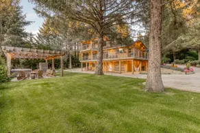 High end retreat. Hot tub. Path to beach. - Image 3