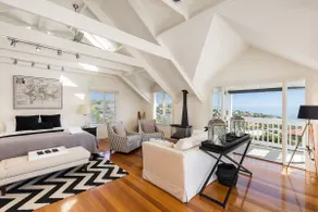 Hamptons Retreat - Stunning Panoramic Water Views and Pool - Image 4