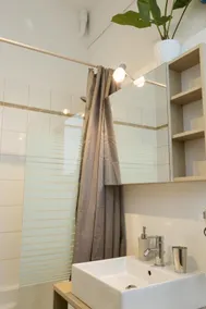 Studio 21-Studio-Apartment-Bathroom with tub - Image 2