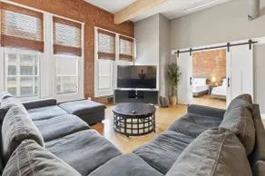 Top Floor Loft 4 Bedrooms and 2 000 sq ft - Image 3