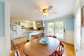 Cozy Cape Gem: WiFi, Outdoor Shower & Beach Access - Image 4