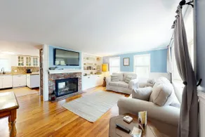 Cozy Cape Gem: WiFi, Outdoor Shower & Beach Access - Image 2