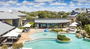 Broadwater Bliss—Beachside Escape w/ Resort Perks - Image 4