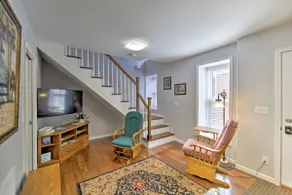 Charming Historic Condo - Walk to Downtown & UW - Image 4