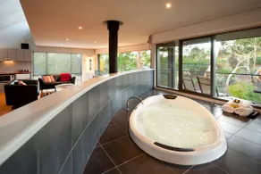 Dee Jays Studio~ Contemporary 2 person Spa Studio - Image 3