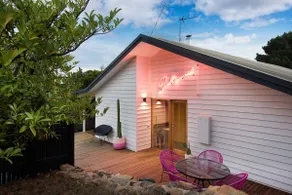 Dollywood~Accommodates 6 in style~Daylesford - Image 2