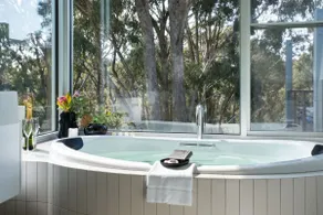 Hisha at Daylesford ~ Luxury Home with Jacuzzi - Image 3