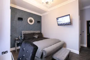 Elm Hill. Perfect elegant hide away. - Image 3