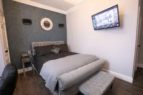 Elm Hill. Perfect elegant hide away. - Image 4
