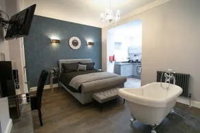 The Riverside.Modern apartment minutes from city - Image 2
