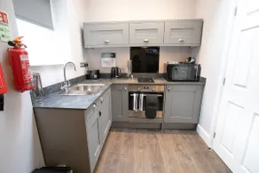 The Riverside.Modern apartment minutes from city - Image 3