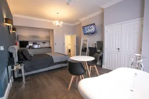 Plantation Gardens. Stylish, spacious & luxurious - Image 3