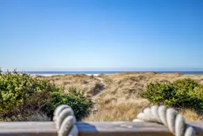 Classic Wood-Lined Oceanfront Cottage med nem adgang til stranden i Waldport! - Image 2