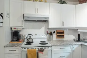 2BR near VIU/NRGH | AC, Workspace, Kitchen - Image 3
