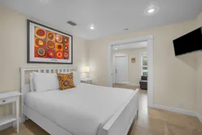 Renovated & Charming Grove Bay 1/1 Cottage - Image 4