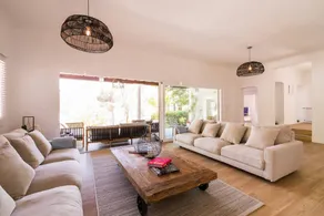 Secluded villa in 5000 sq m grounds with AC - Image 5