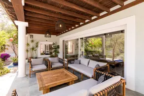 Secluded villa in 5000 sq m grounds with AC - Image 3