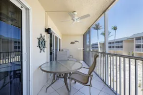 Contemporary Beachside Retreat - Image 4