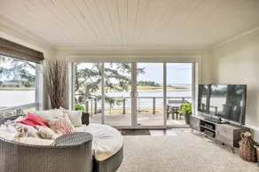 Waterfront Seaside Beach Home w/ Views & Hot Tub! - Image 4