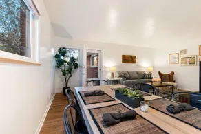 Couples Getaway - Dog Friendly, Bike to Old Town! - Image 3