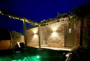 Seven Spires Barn with Private Hot Tub and Sauna - Image 5