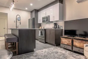 Downtown w. Modern Finishes and Private Balcony - Image 5