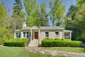 7 Mi to The Biltmore: 'Le Canard' Cottage w/ Porch - Image 2