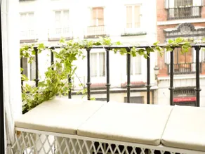 Temporary accommodation in Plaza de Santa Ana - Image 4