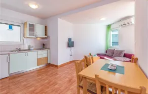 One-Bedroom Apartment In Krvavica - Image 2