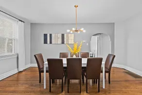 Charming 3BR Near Botanical Garden | Quiet & Roomy - Image 5