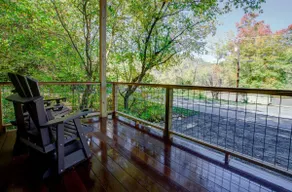 French Broad Chalet: Blick auf den French Broad River, überdachte Veranda, neues / modernes Chalet. - Image 5