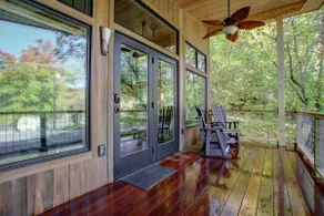 French Broad Chalet: Blick auf den French Broad River, überdachte Veranda, neues / modernes Chalet. - Image 4