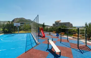 Six-Bedroom Holiday Home In Zrnovnica - Image 4