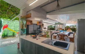 Six-Bedroom Holiday Home In Zrnovnica - Image 3
